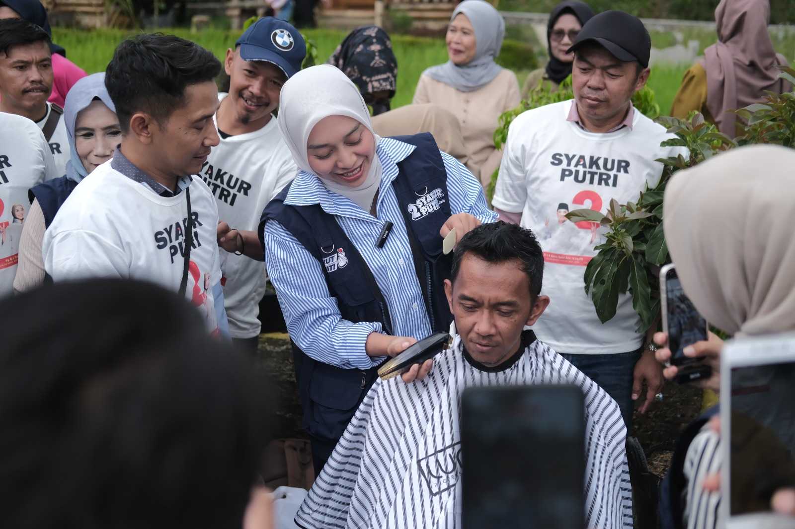 Putri Karlina Berbagi di Jumat Berkah dengan Cukur Gratis